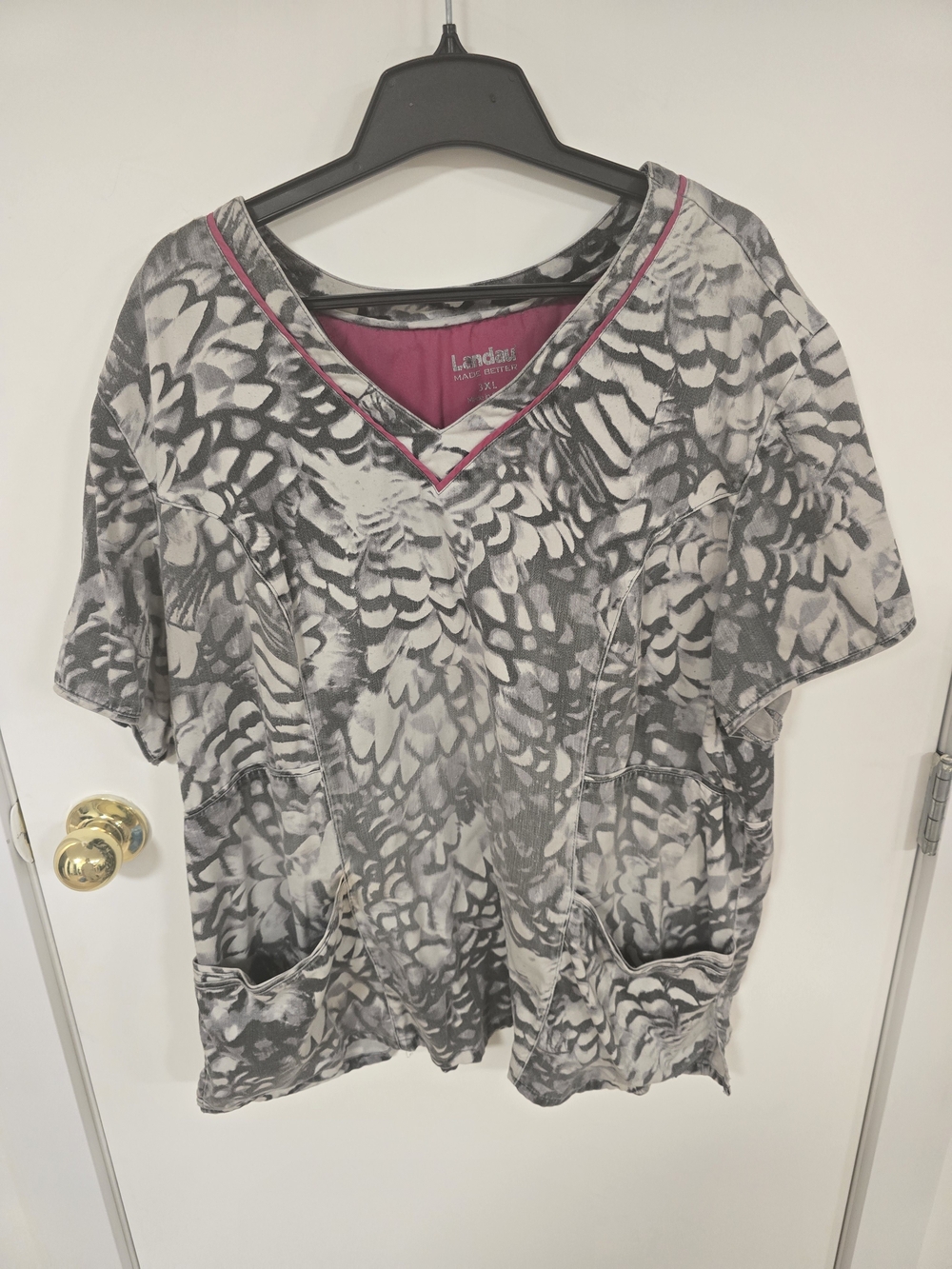 Landau Women's Gray & Pink V-Neck Feather-Print Scrub Top